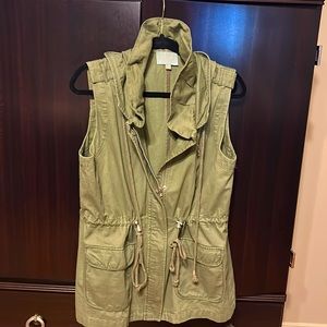 Skies are Blue, Olive colored cotton zipper sleeveless jacket